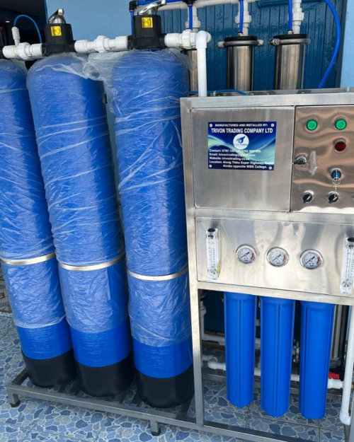 1000LPH Water Purification Machine Best prices in Kenya This 1000LPH Water Purification Machine (RO System) is for businesses and organizations that need a large and consistent supply of purified water. With the ability to produce 1,000 liters per hour, this machine is ideal for water refilling businesses, medium-to-large bottling plants, schools, hospitals, hotels, factories, and institutions. Using reverse osmosis technology, the system removes up to 99% of impurities, guaranteeing clean water that meets drinking standards. The water is excellent for drinking and cooking, food processing, and industrial applications. 1000LPH Water Purification Machine Sale in Kenya This 1000LPH RO Plant is efficient and durable. Its components are: a multi-stage pre-filtration system, high-pressure pump, premium RO membranes, stainless steel frame, and optional UV sterilizer. This ensures reliability even in demanding environments with varying water sources.