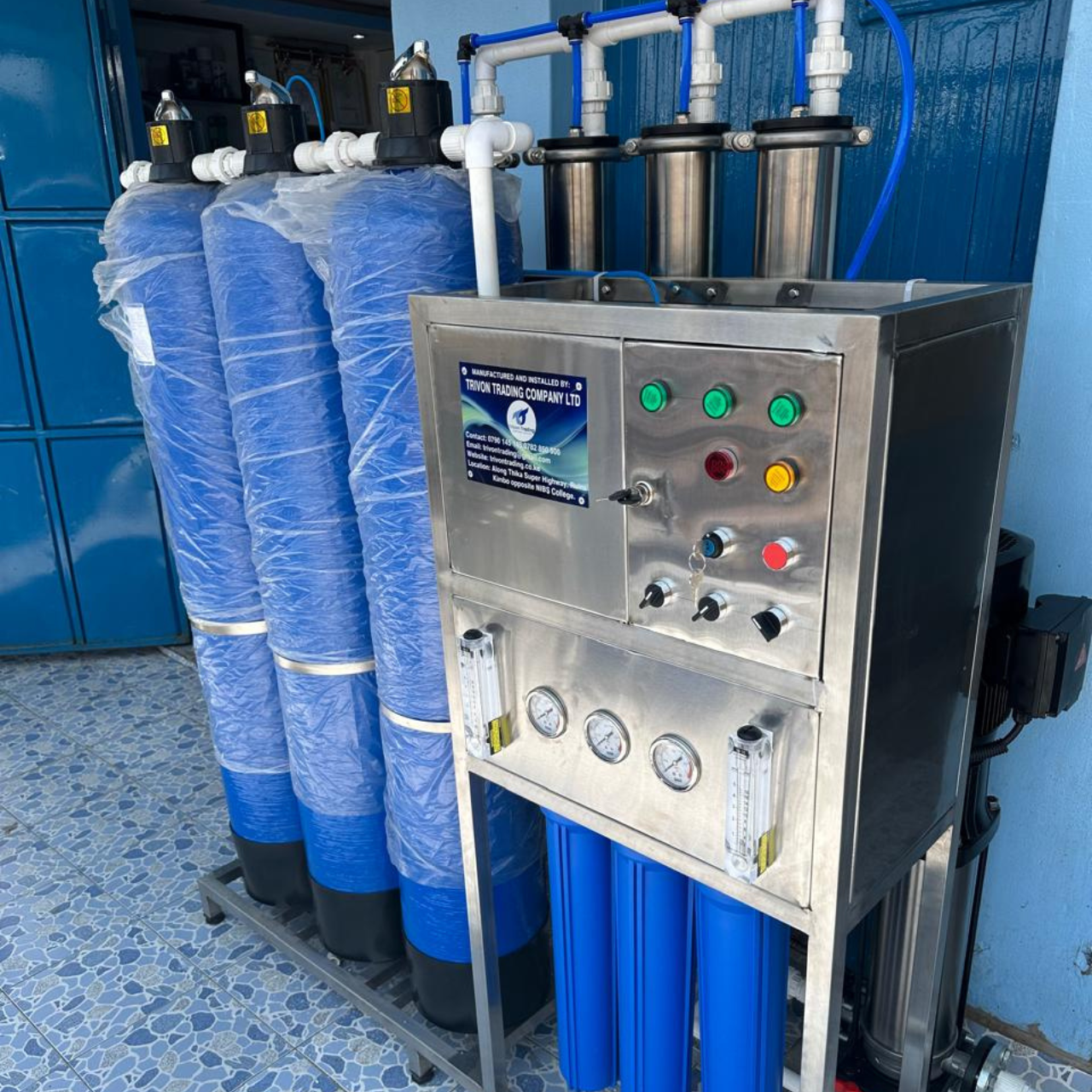 Water Purification Machine 1500LPH Best prices in Kenya The 1500LPH Water Purification Machine (RO System) is a high-capacity solution designed for businesses and institutions that need a reliable and consistent supply of purified water. With a production capacity of 1,500 liters per hour, this machine is perfect for bottling plants, large water vending shops, schools, universities, hospitals, hotels, and factories. Built with advanced reverse osmosis (RO) technology, the machine removes up to 99% of dissolved salts, bacteria, heavy metals, chlorine, and harmful chemicals. This ensures that every liter of water produced is safe, clean, and meets international drinking water standards. Whether you are sourcing water from council supply, boreholes, or natural springs, this system guarantees high-quality output.